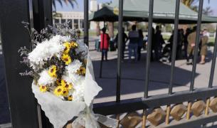 Personas llegan a firmar un libro de condolencias, en la Escuela de Carabineros, este sábado en Santiago, tras el asesinato de tres policías 