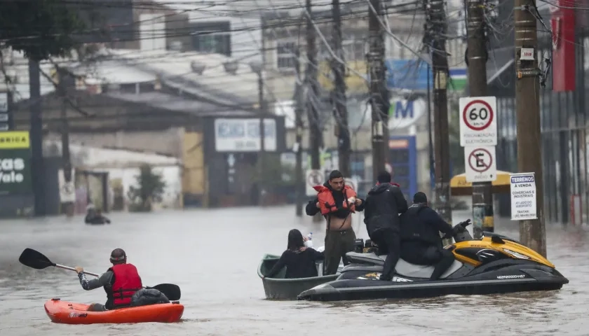 Equipos de rescates en medio de las inundaciones. 