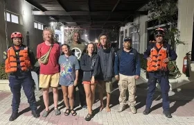 Personal de la Armada con los cinco turistas europeos rescatados cerca de Santa Marta