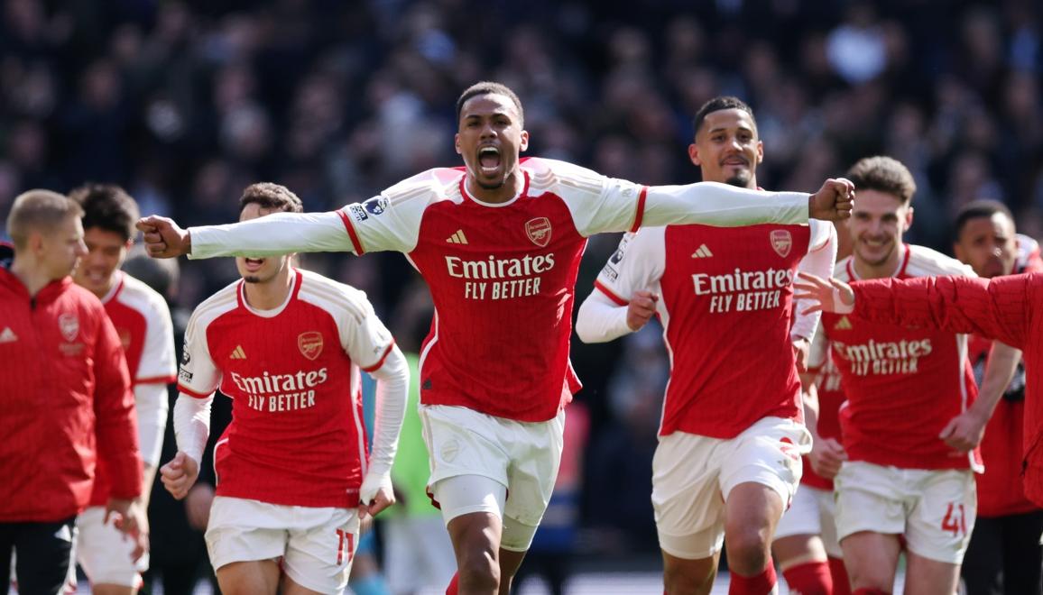 Jugadores del Arsenal celebran tras lograr la victoria sobre el Tottenham. 