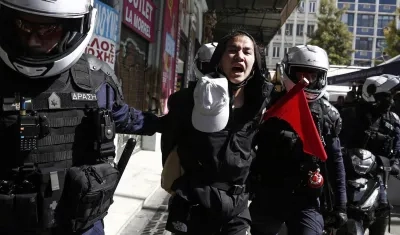 La policía detiene a un joven en las protestas en Atenas contra el Gobierno por el accidente de trenes que causó 57 muertos