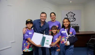 Presidente del Concejo de Barranquilla junto a niños.