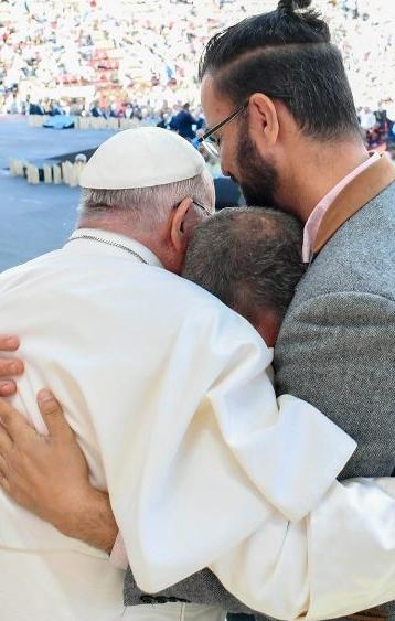 En emotiva ceremonia, el Papa abraza a un israelí y a un palestino 