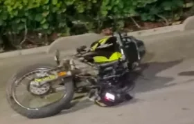 Motociclista muere al chocar contra poste de energía