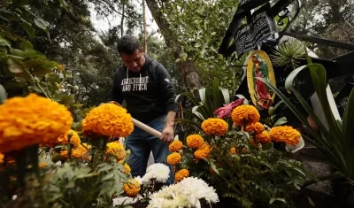 Cientos de personas acuden al Panteón de Xilotepec, en Ciudad de México, para limpiar y adornar las tumbas de sus difuntos y recibirlos en el Día de Muertos. 
