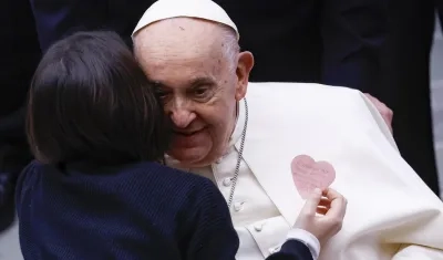 Un niño abraza al Papa durante una audiencia especial de hoy con los directivos y el personal del Hospital Infantil 'Bambino Gesú'.