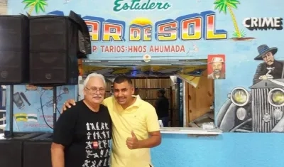 Felo Barrio interpretó éxitos salseros como ‘Isla del encanto’ y ‘Voy’, con la Orquesta Broadway, en la caseta Mar de Sol de Puerto Colombia
