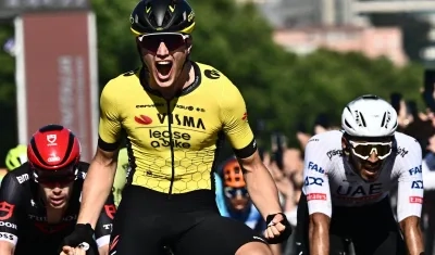 El neerlandés Olav Kooij (Visma Lease a Bike) ganó la etapa 9 del Giro, de fondo aparece Molano (blanco).