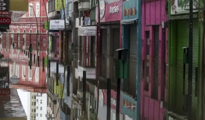 Imagen de una calle inundada de agua y basura este lunes, en el centro comercial en Porto Alegre (Brasil).