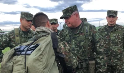 Comandante de las Fuerzas Militares, general Helder Giraldo (c), saluda a soldado que fue evacuado de la zona de combates.