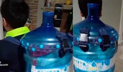 Madre en México realizó una mochila con un garrafón de agua.