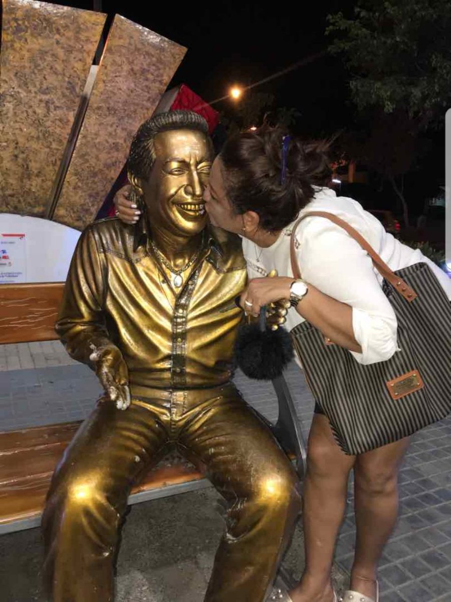 Patricia Acosta besó la estatua.