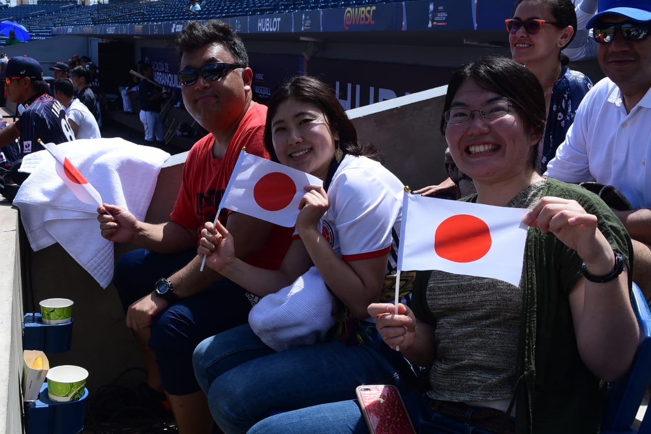 Los japoneses que viajaron desde su país para apoyar a su equipo. 