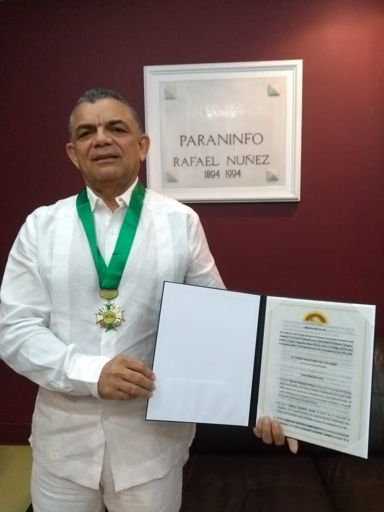 El exrector de Uniatlántico Ubaldo Enrique Meza tras recibir el reconocimiento.