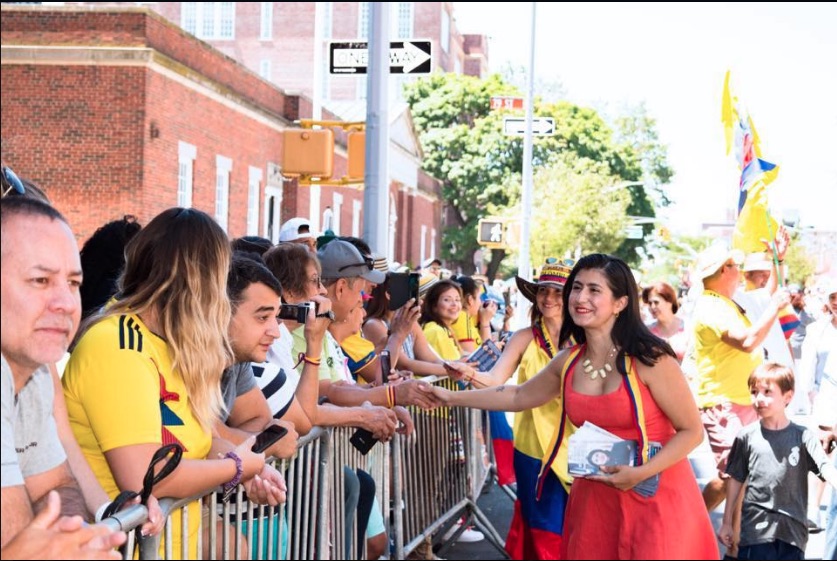 Jessica Ramos, con colombianos en Nueva York.