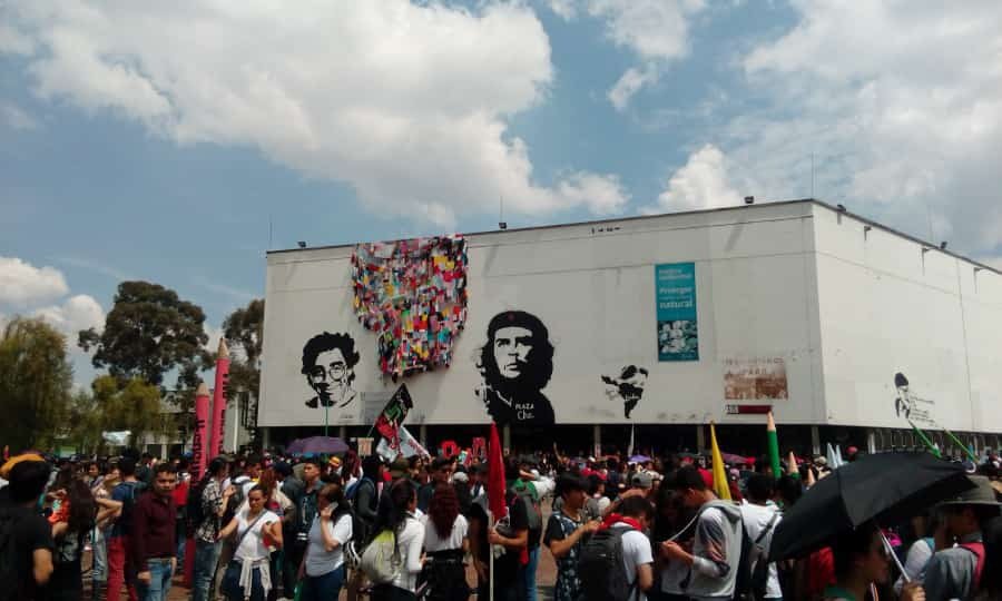 Estudiantes de la Universidad Nacional en la plaza Che de esa Alma Máter.