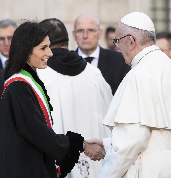 Virginia Raggi, alcaldesa de Roma, saluda al Papa Francisco.