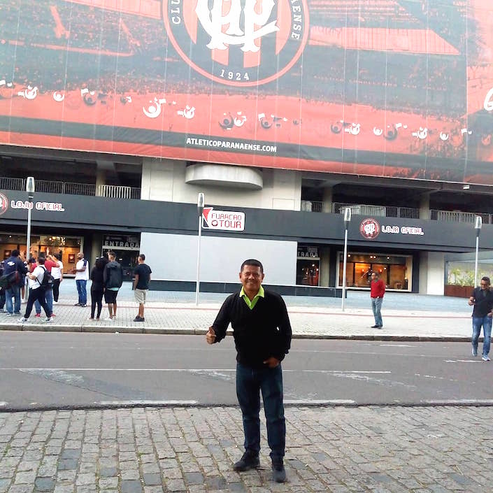 Frente al estadio de Atlético Paranaense en Brasil.