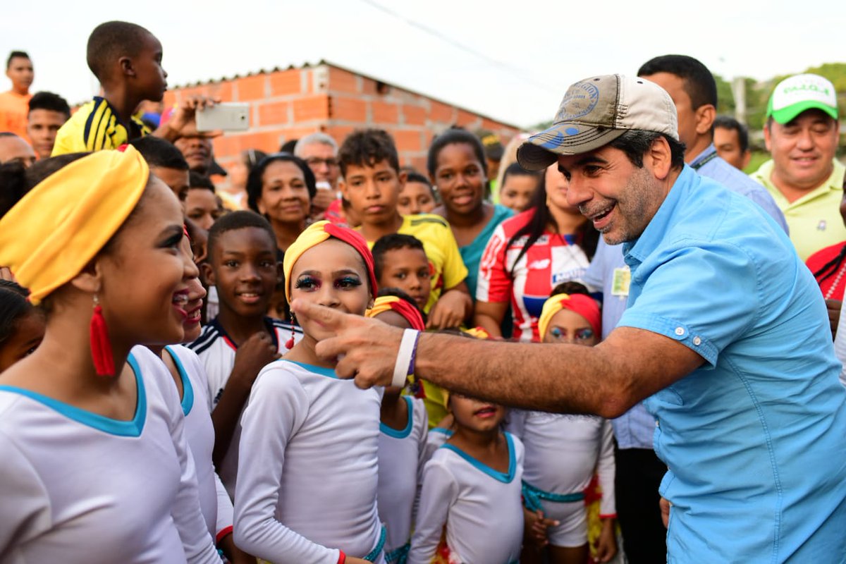 El Alcalde Alejandro Char compartiendo con los niños del barrio.