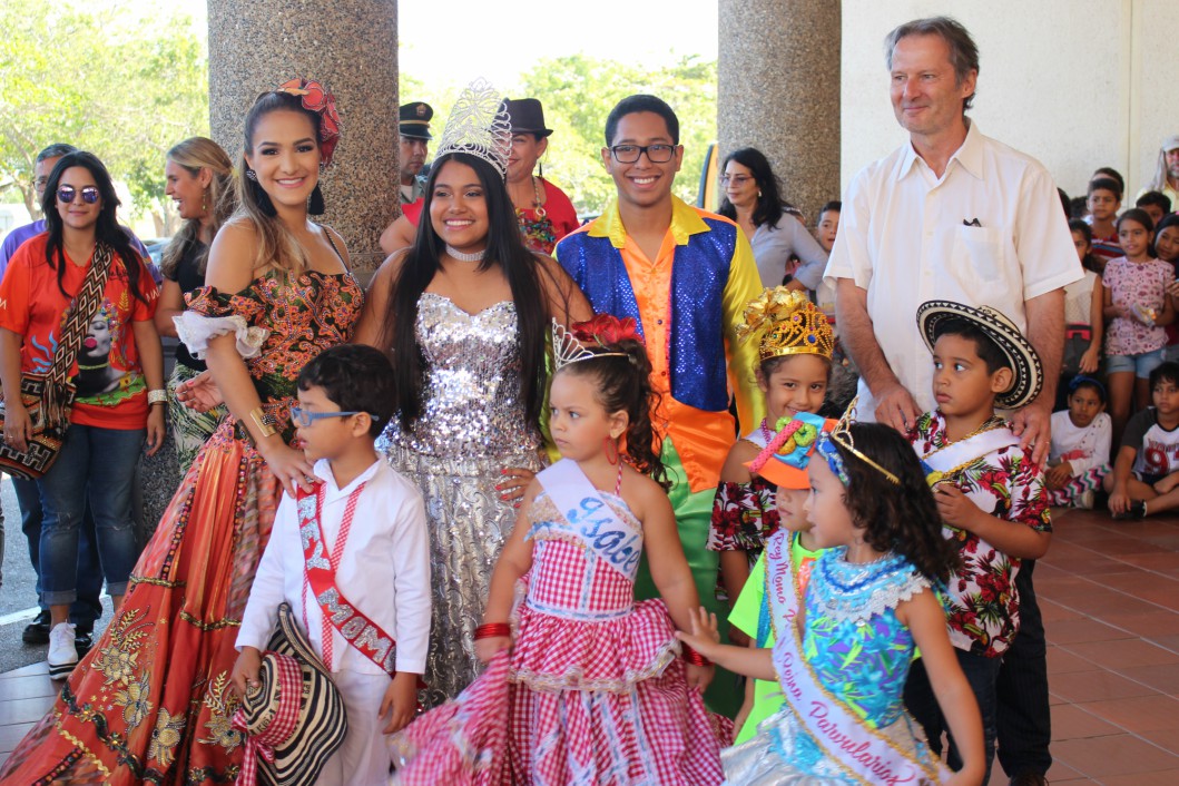 La Reina Valeria junto a los Reyes del Carnaval del Colegio Alemán y el rector Michael Höfig. 