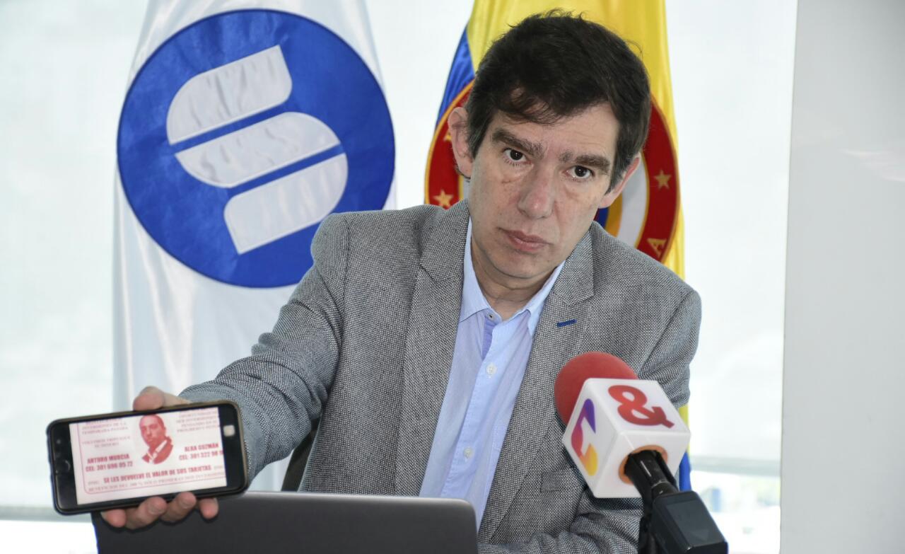 El superintendente de Sociedades, Francisco Villamizar, revelando el aviso de DMG.