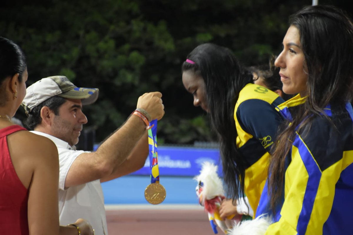 El Alcalde Alejandro Char le colgó la medalla dorada a Johana Viveros. 