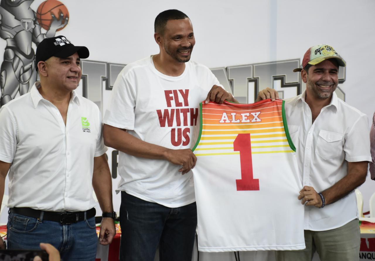 Tomás Díaz fue el encargado de darle la camiseta al alcalde Alejandro Char. 