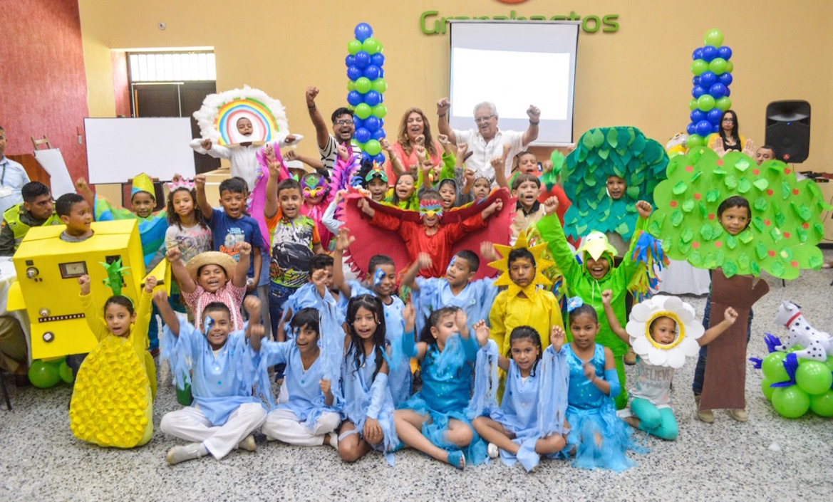 40 niños de la Institución Educativa Dolores María Ucrós, sede Benedetti, presentaron el drama ‘Guardianes de la Naturaleza’. 