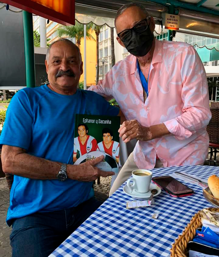 Con el periodista de Barranquilla Ricardo Ordoñez recibiendo complacido el libro