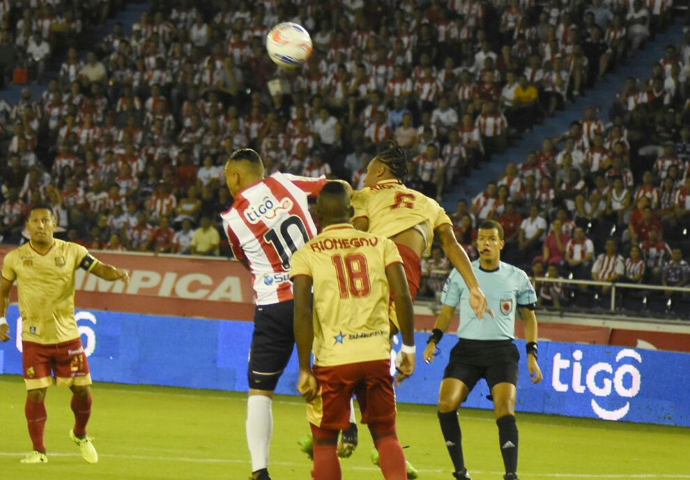 Jarlan Barrera cabecea el balón frente a la marca de Álvaro Araujo y Fernei Ibargüen.