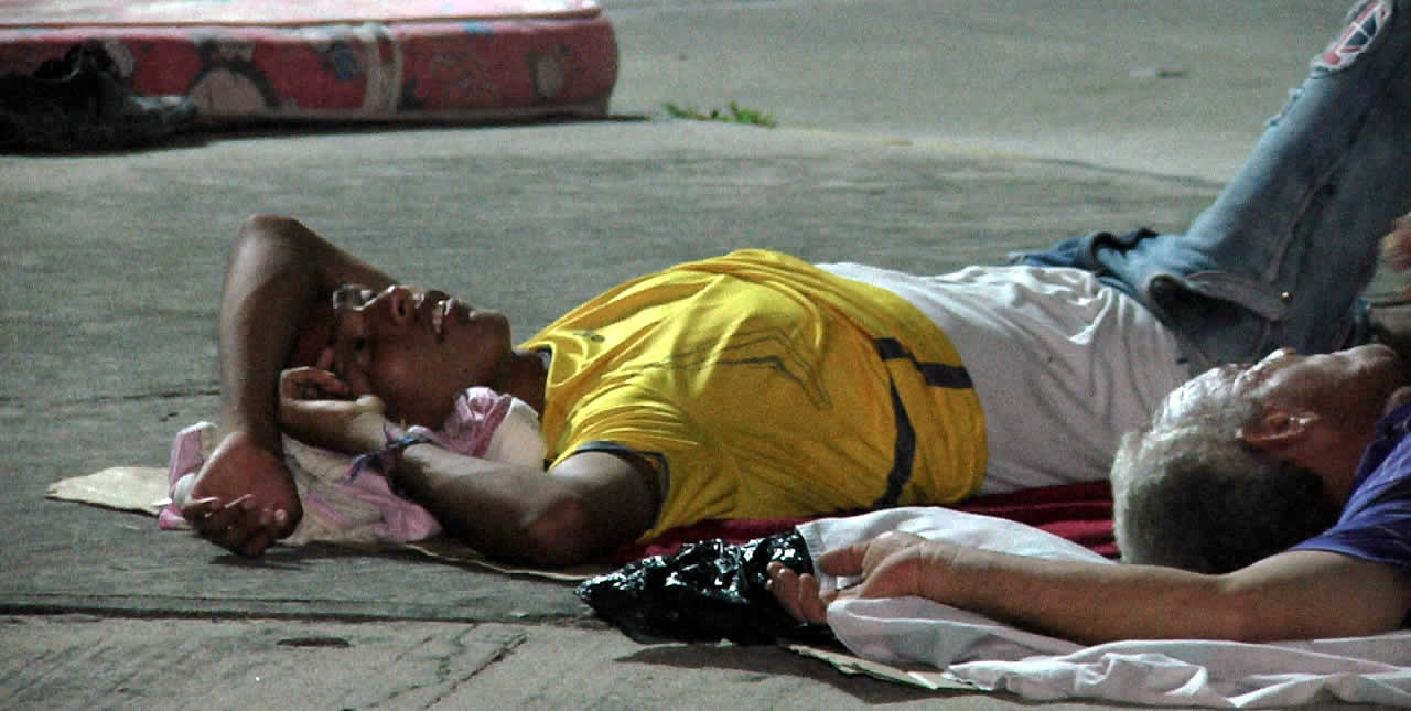 Tras largas jornadas de caminatas en las calles, el cansancio agobia a los venezolanos en horas de la noche.