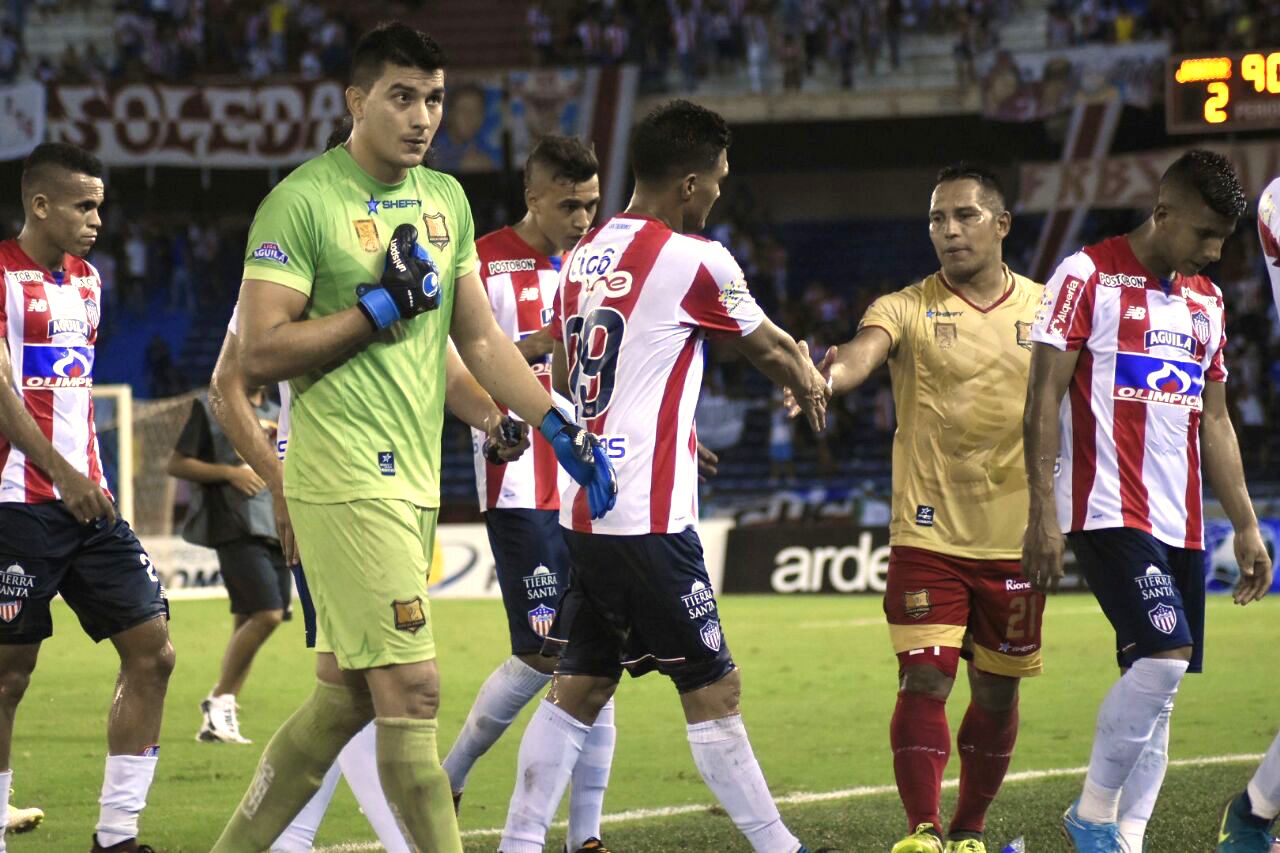 'Choronta' Restrepo y Teo se saludan al final del partido.