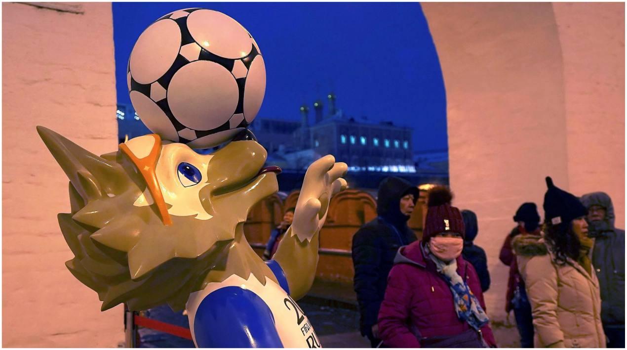 Varias personas caminan frente a la mascota oficial del Mundial de Rusia 2018, el lobo Zabivaka, en el Kremlin de Moscú (Rusia).