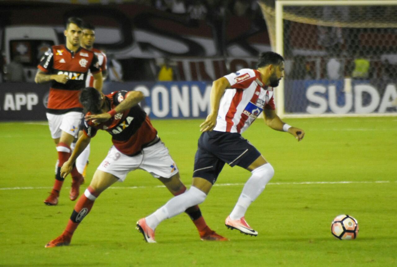 Matías Mier inicia una jugada ofensiva al comienzo del partido.