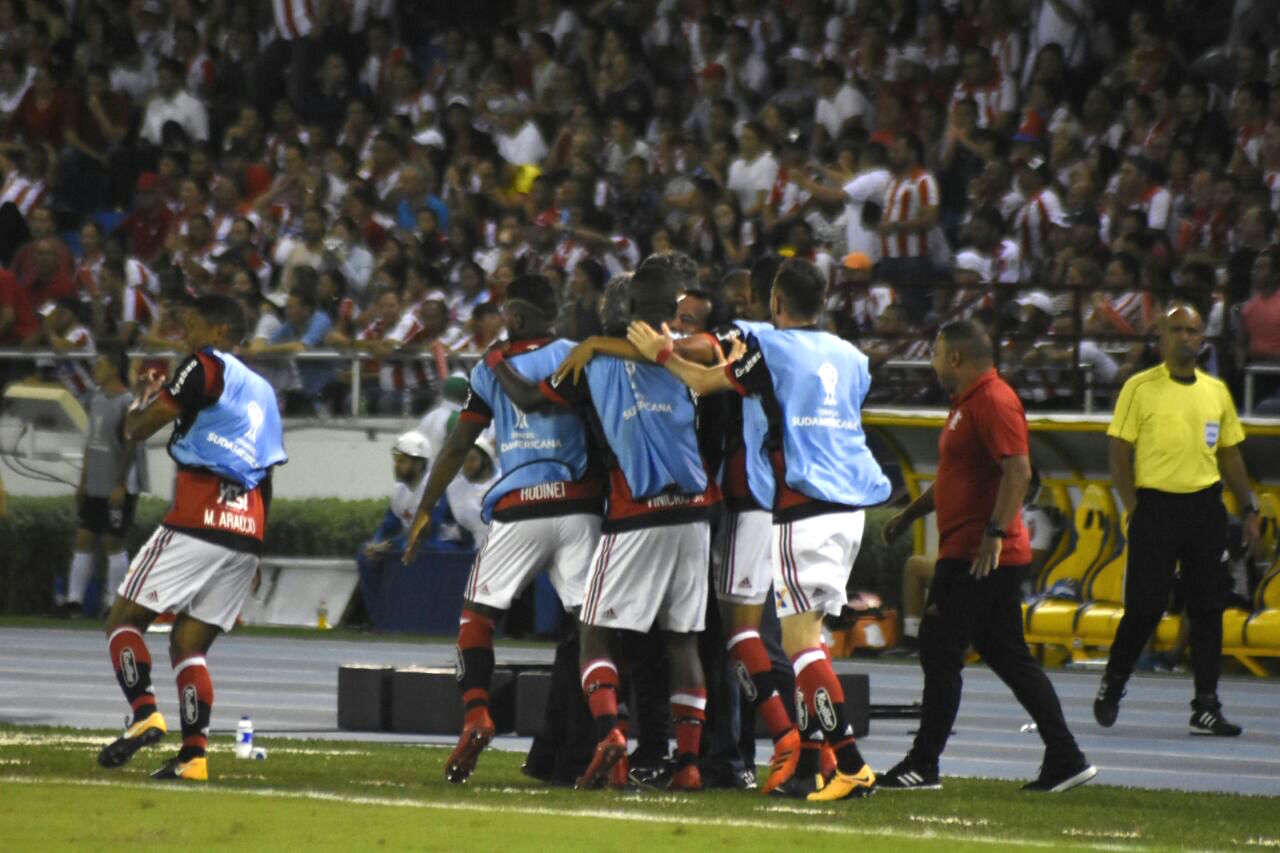 Jugadores del Flamengo celebran el primer gol de Felipe Vizeu.