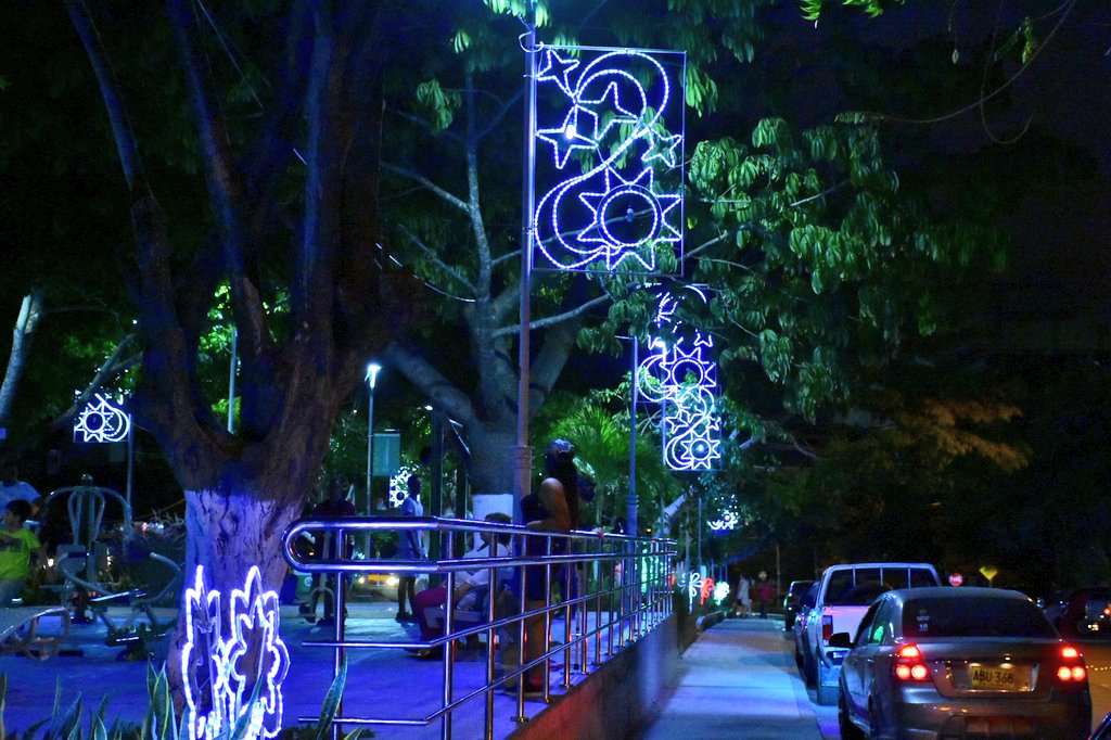 El bulevar de El Recreo alegrado con las luces navideñas.