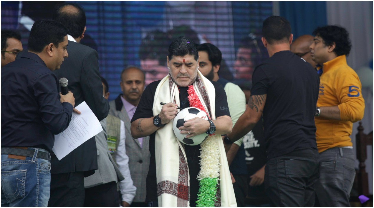 Como un ídolo fue recibido Diego Maradona en la India.