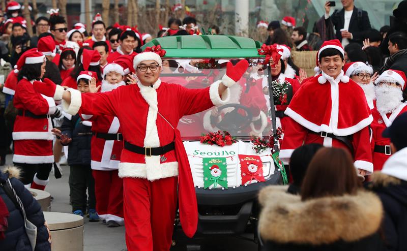 Surocoreanos vestidos como Papa Noel, en las calles de Seúl.