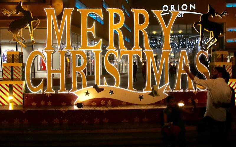 Con vistosas luces los ciudadanos de la India le dan la bienvenida a la Navidad.