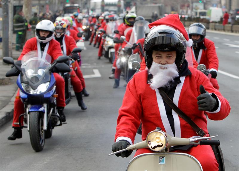 Caravana de motociclistas vestidos como Papa Noel, en Serbia.