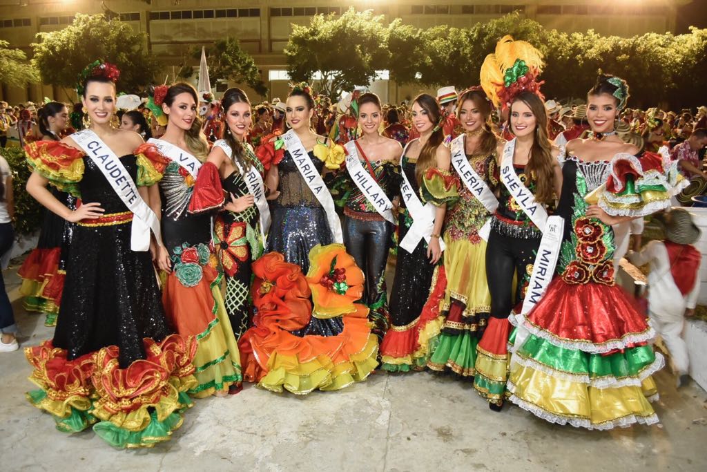 Las aspirantes a Señorita Atlántico 2018, presentes en el desfile.