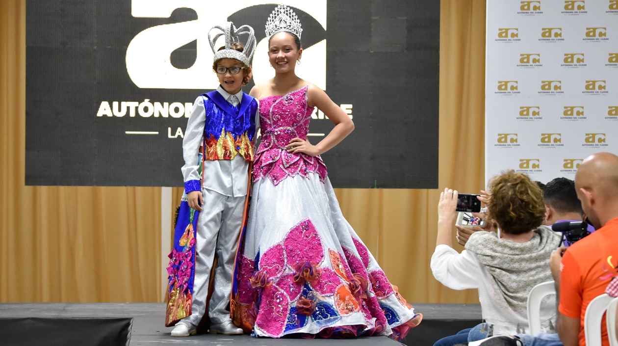 Samuel Martínez llevando su vestuario titulado 'Bacán quillero' y Shadya Londoño luciendo su atuendo de Flor Rumbera.