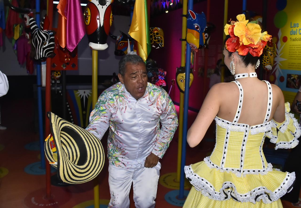 Freddy Cervantes ha participado durante 30 años en el Carnaval de Barranquilla, desde Rebolo, uno de los barrios más populares de la ciudad, el Rey Momo ha trabajado para preservar la oralidad y el rescate de una de las tradiciones pilares de la cultura barranquillera.