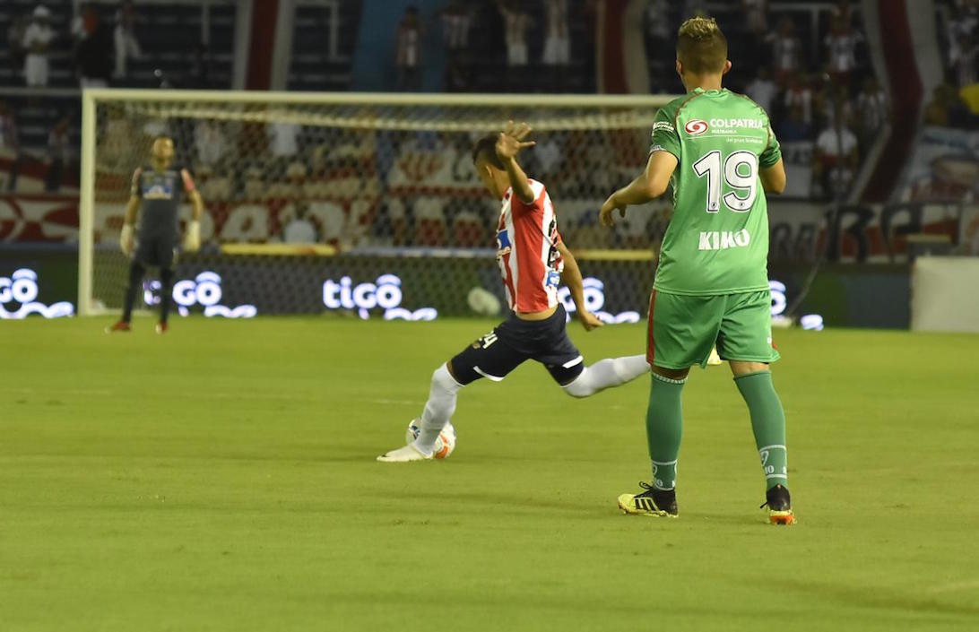 Luis Díaz ensayando un remate al inicio del partido frente a la marca de Santiago Roa.