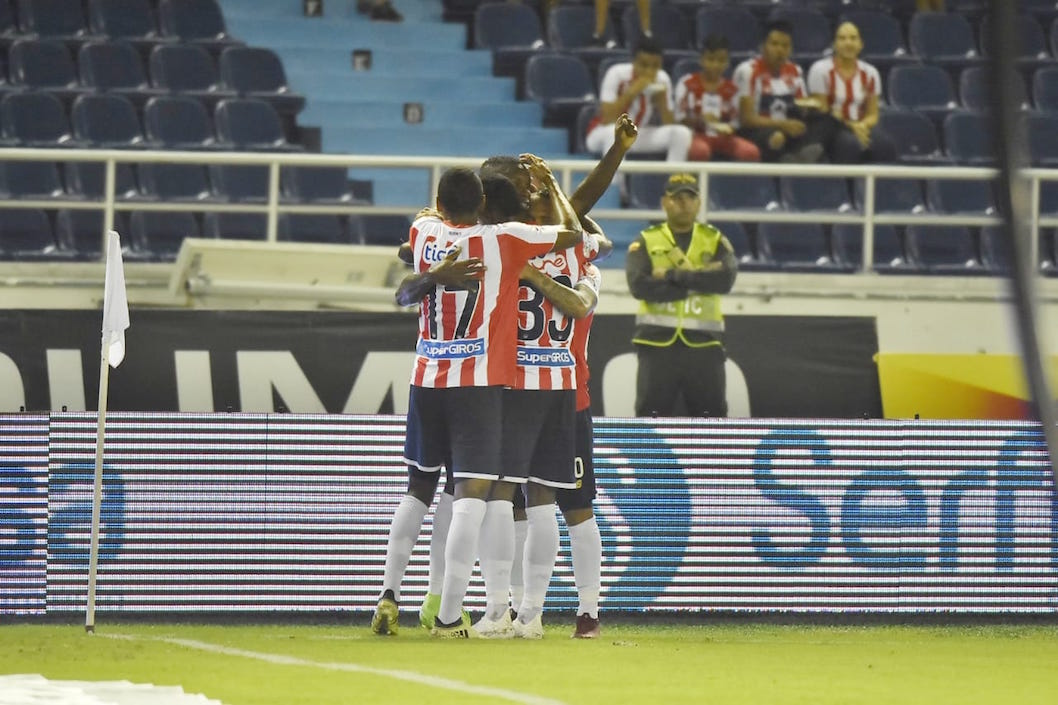 Jugadores del Junior celebran el primer gol anotado por Daniel Moreno.