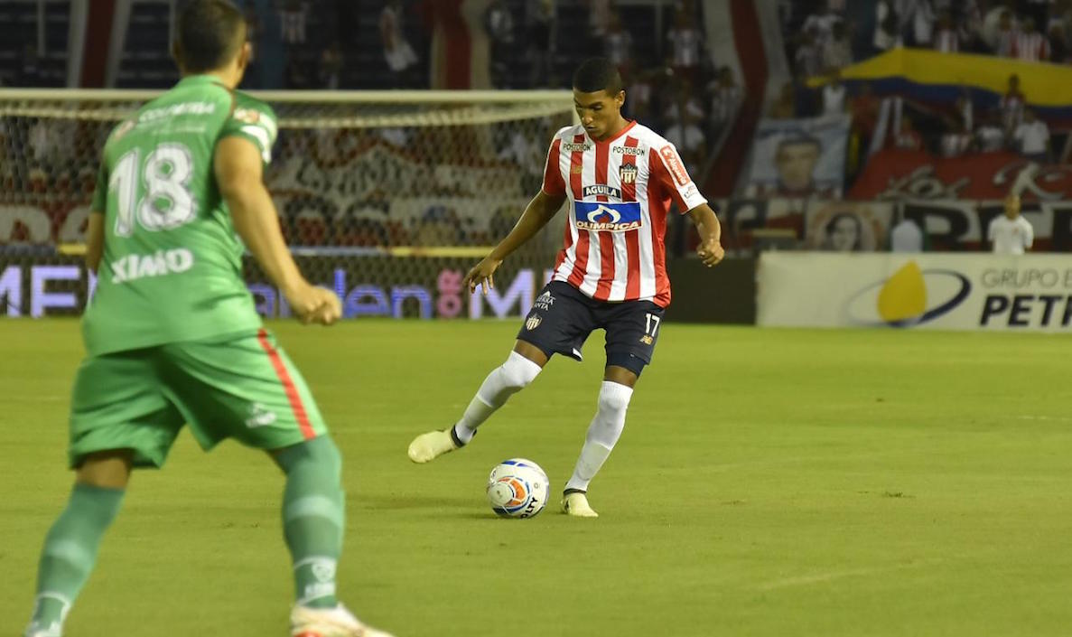 Gabriel Fuentes domina el balón ante Santiago Roa.