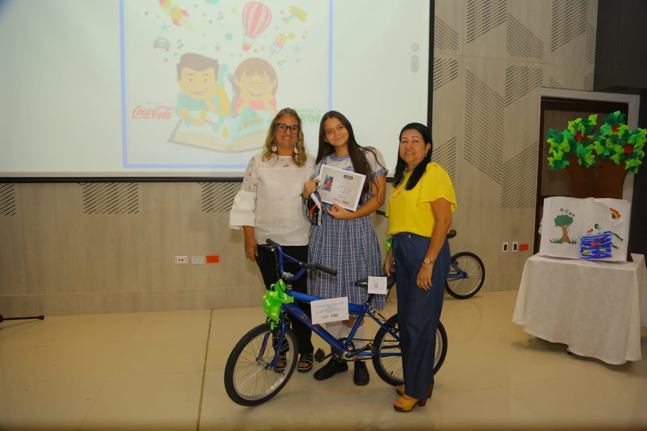 Una de las ganadoras del Cuento Ambiental Barranquilla Verde, con la Secretaria de Educación y la Directora de Barranquilla Verde.