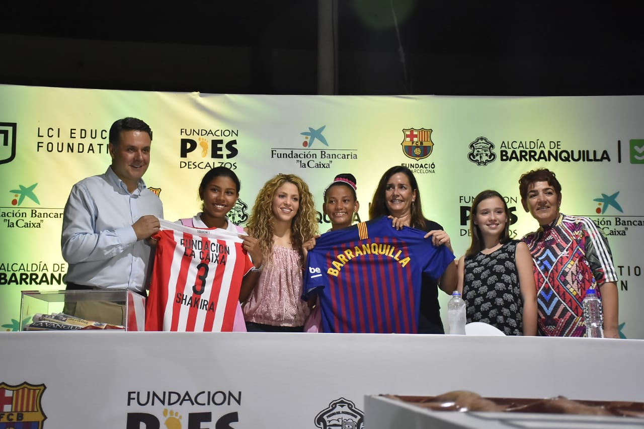 La foto oficial con las camisetas de la Fundación Caixa y el FC Barcelona.
