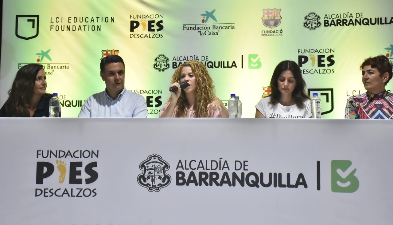 Maria Vallès Segura, presidenta de la Fundación FC Barcelona; Xavier Bertolín, director comercial de Obra Social La Caixa; la cantante Shakira y la Primera Dama del Distrito, Katia Nule.