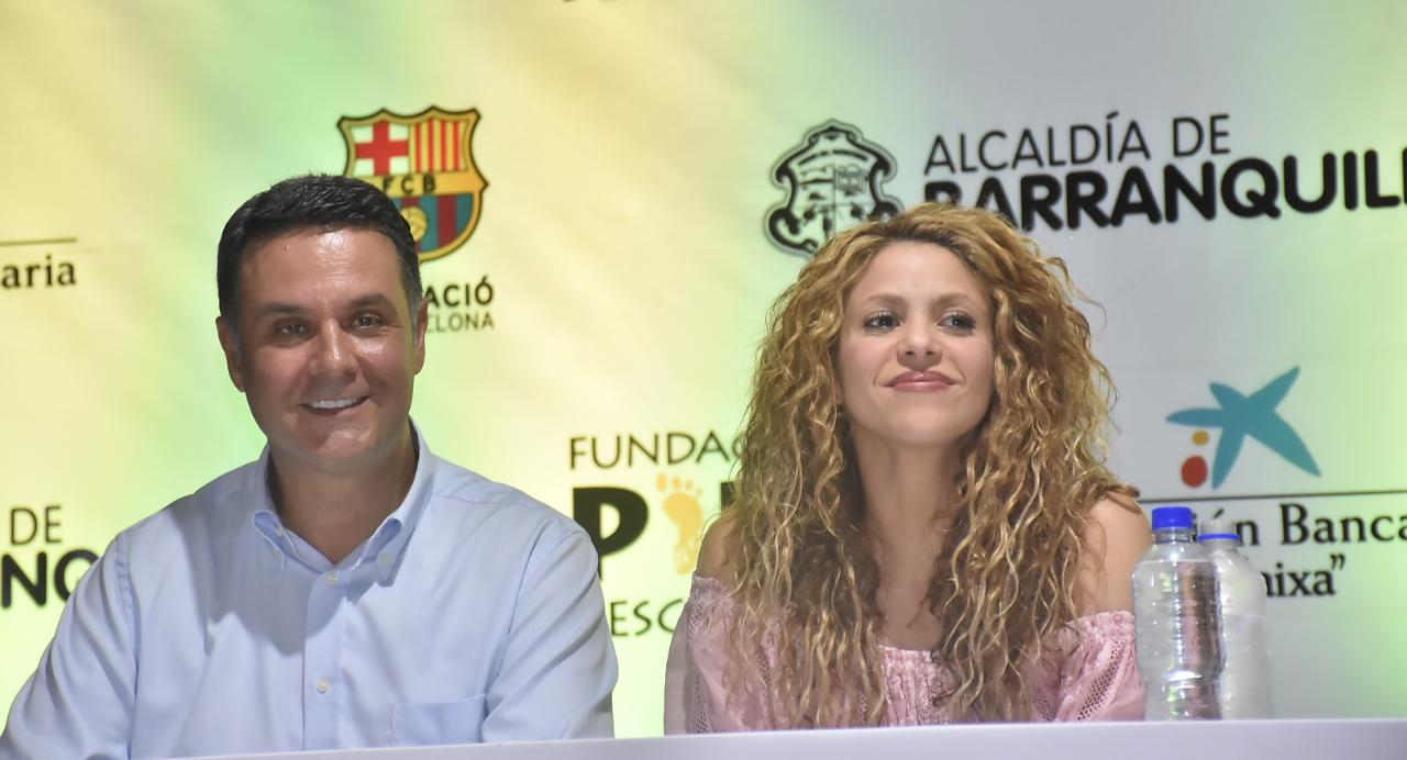 Xavier Bertolín, director comercial de Obra Social La Caixa y la cantante Shakira. 